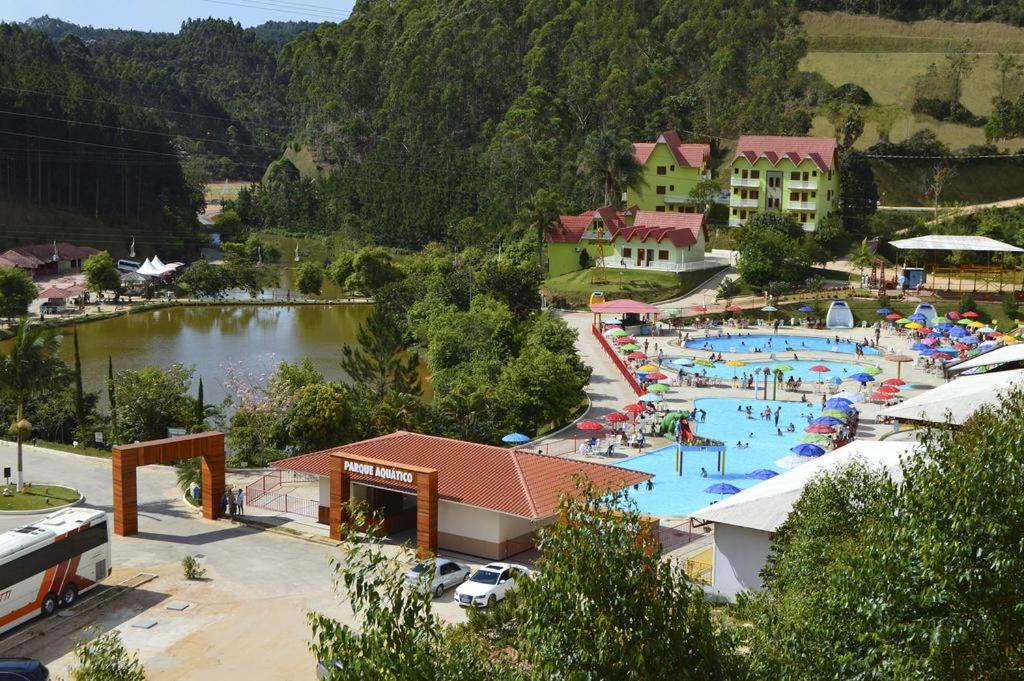 um resort com uma piscina e um lago em Apartamento China Park em Domingos Martins