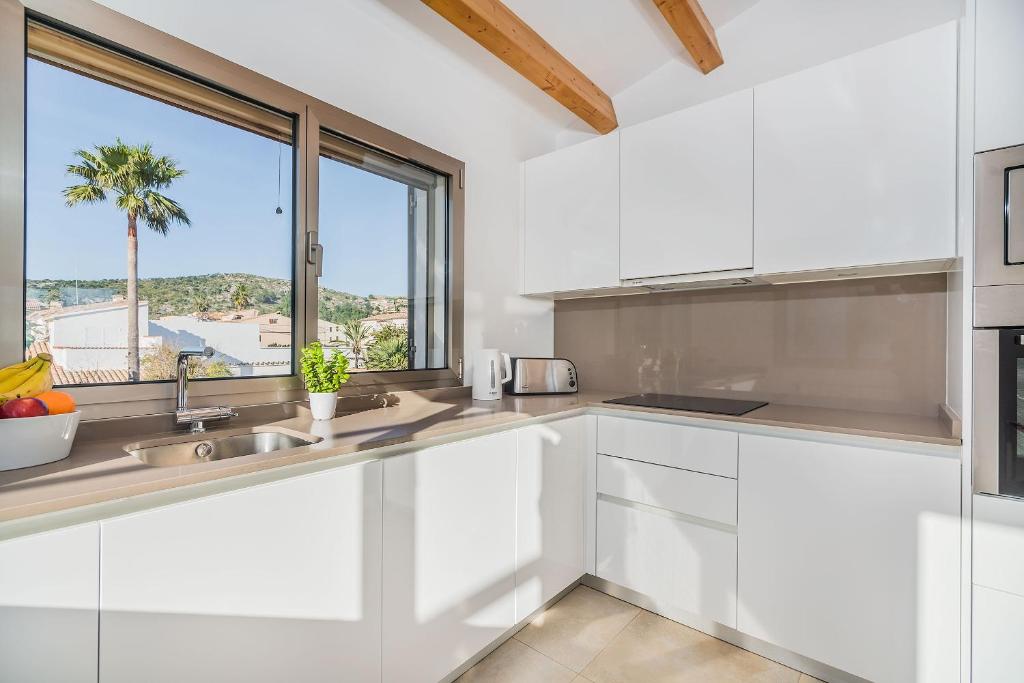 A kitchen or kitchenette at VILLA HOLLAND 11