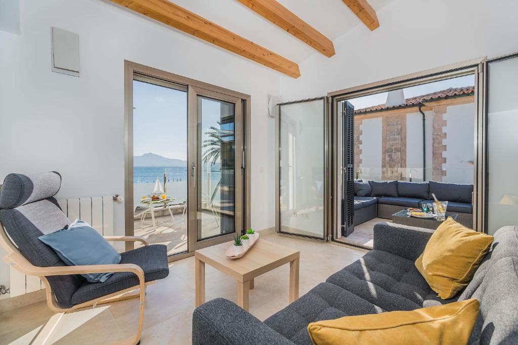 A seating area at VILLA HOLLAND 11