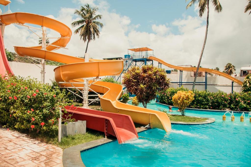 un tobogán de agua en una piscina de un complejo en Matsubara Acqua Park Hotel, en Maceió