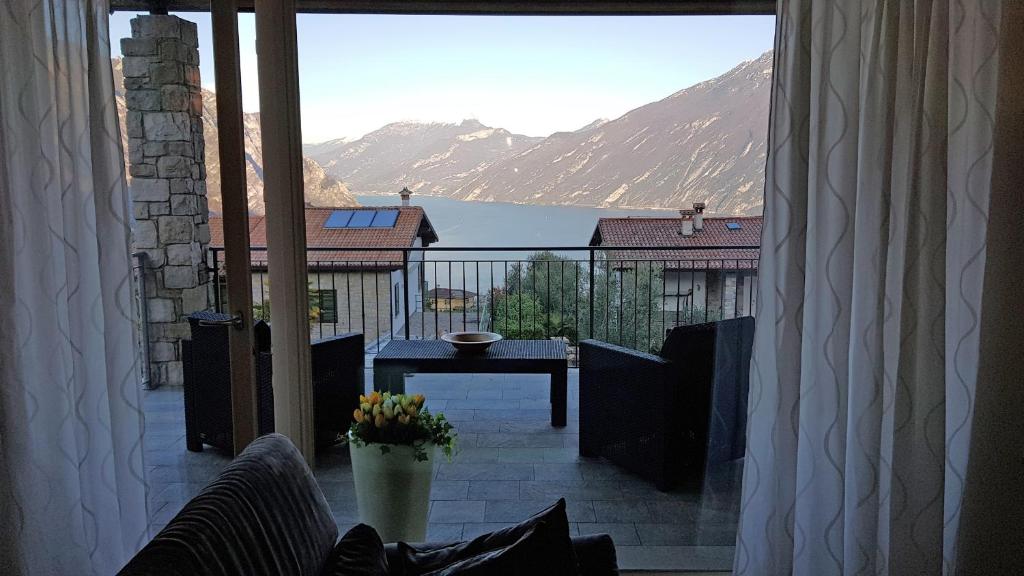 a balcony with a table and a view of a mountain at Villetta Sogno sul Lago by Gardadomusmea in Tremosine Sul Garda