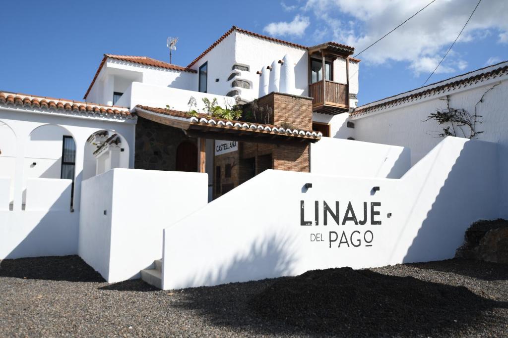 a white house with a sign in front of it at Alojamiento vacacional Linaje del Pago in Sauzal
