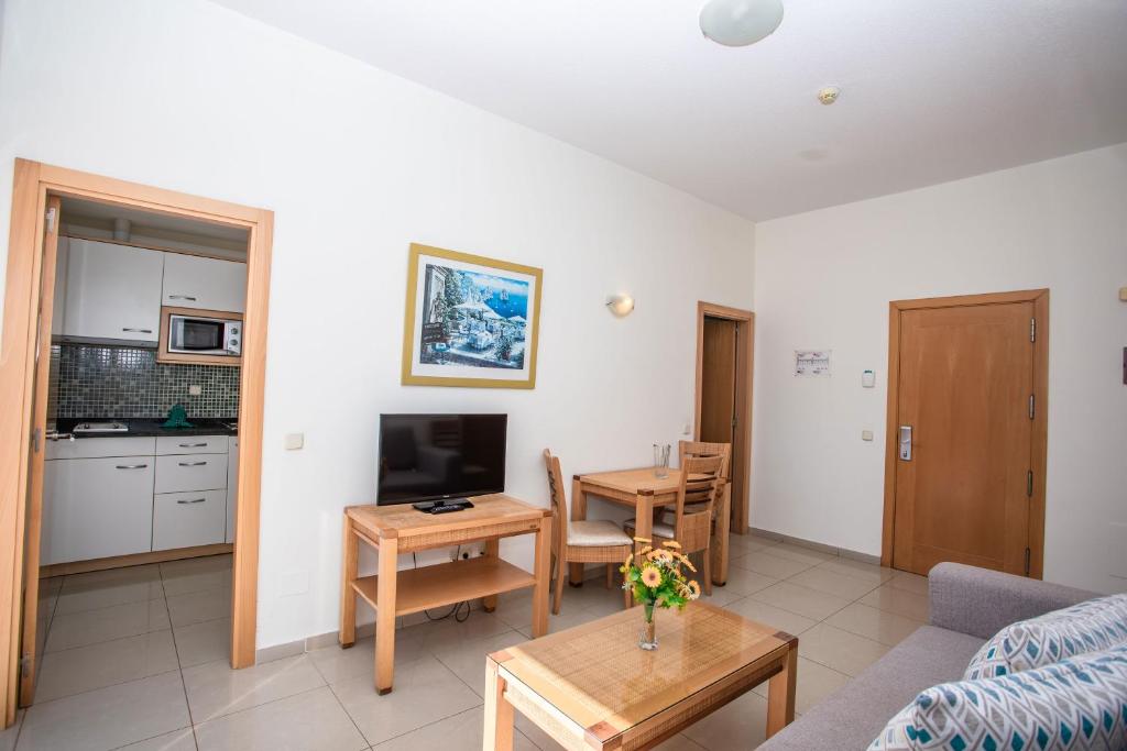 Telewizja i/lub zestaw kina domowego w obiekcie Servatur Terrazamar Sun Suite