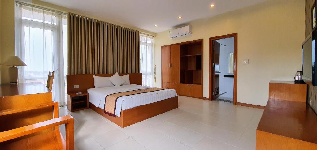 Säng eller sängar i ett rum på The Queen Hotel Ninh Binh