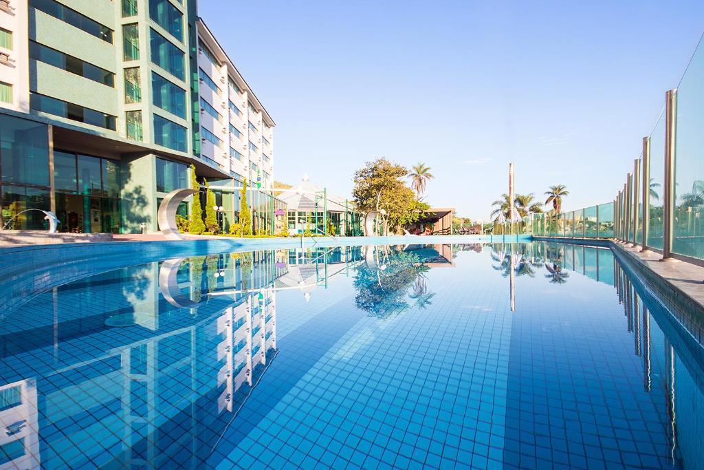une piscine en face d'un bâtiment dans l'établissement Thermas All Inclusive Resort Poços de Caldas, à Poços de Caldas