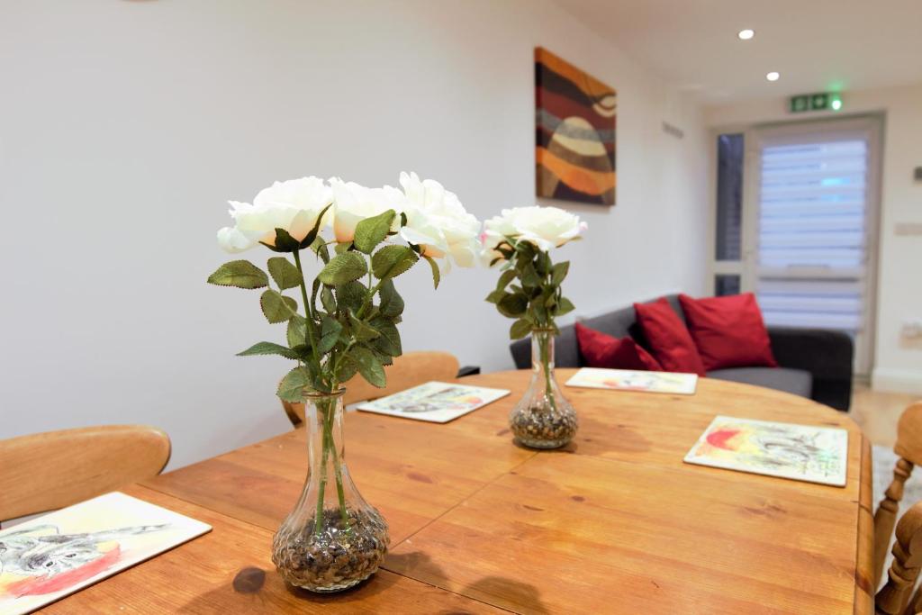 STYLISH 2 BEDROOM APARTMENT IN THE HEART OF GREENWICH