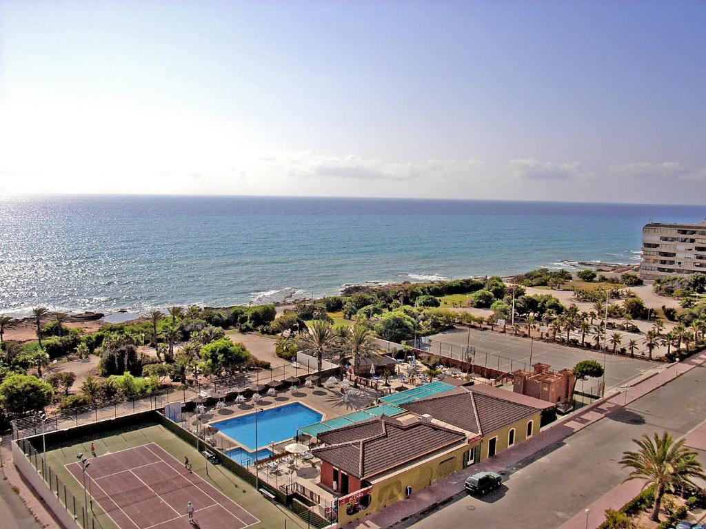 Luftblick auf ein Resort und das Meer in der Unterkunft Apartment Miramar IV by Interhome in La Mata