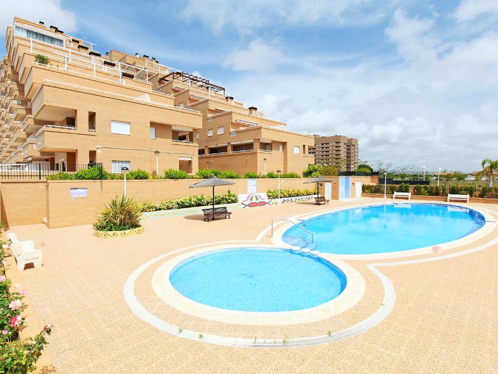 una gran piscina frente a un edificio en Apartment Jardines del Mar - Azahar by Interhome, en El Borseral