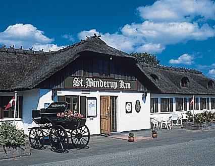 a building with a horse drawn carriage in front of it at St. Binderup Kro in Store Binderup
