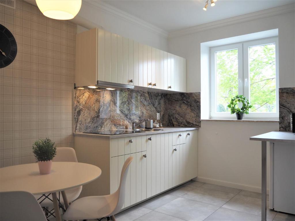 Kuchyňa alebo kuchynka v ubytovaní Apartamenty Dobranoc - Wawer 2