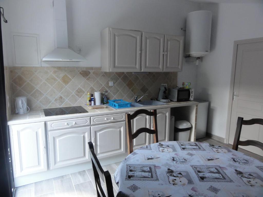 Kuchyň nebo kuchyňský kout v ubytování Gite le bagnol un coin de paradis