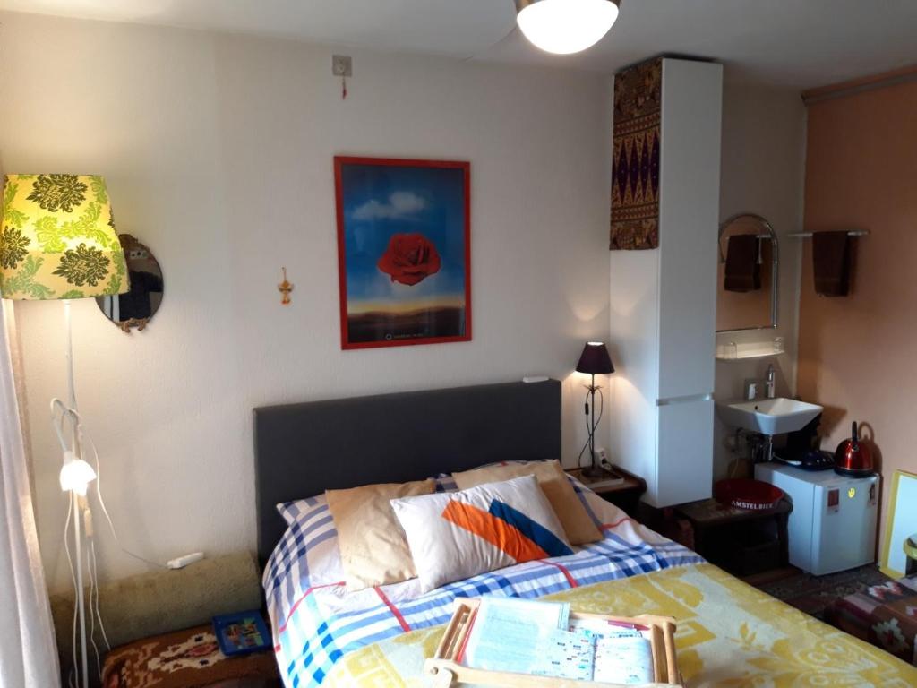 - une chambre avec un lit et une lampe dans l'établissement Homey Budget Bedroom, à Amsterdam