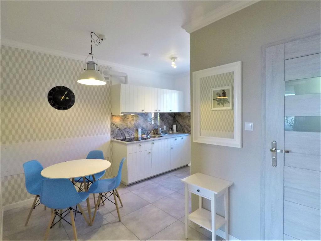 Kuchyňa alebo kuchynka v ubytovaní Apartamenty Dobranoc - Wawer 2