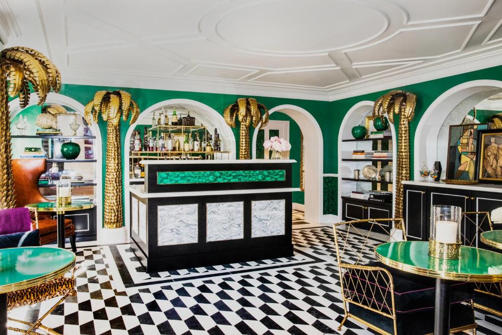 a room with green walls and black and white checkered floors at The Prospect Hollywood in Los Angeles