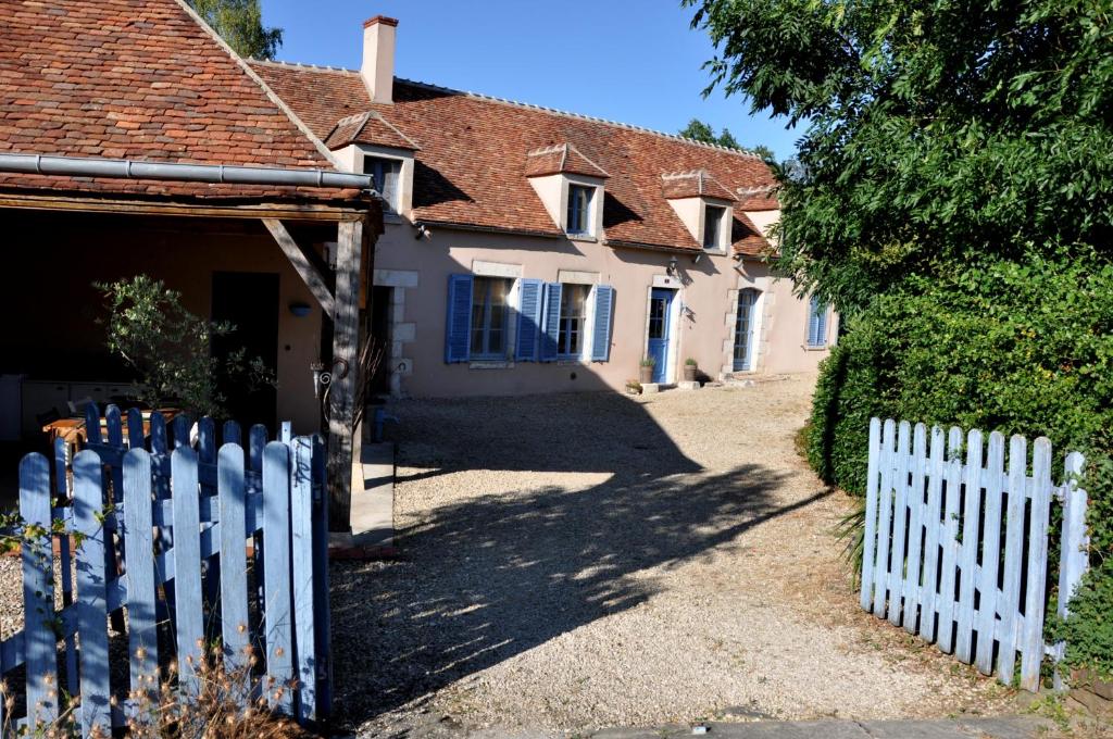 Saints的住宿－Le Vieux Saule，房屋前的白色栅栏