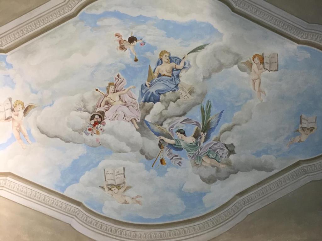 sufit z obrazem aniołów w obiekcie Suite Imperiale Florence we Florencji