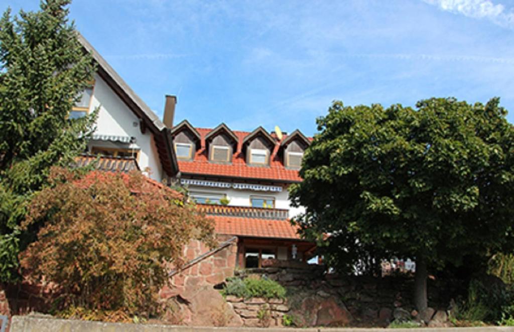 een groot huis met een rood dak bij Ferienwohnung Auf Schäfers Spuren in Buergstadt
