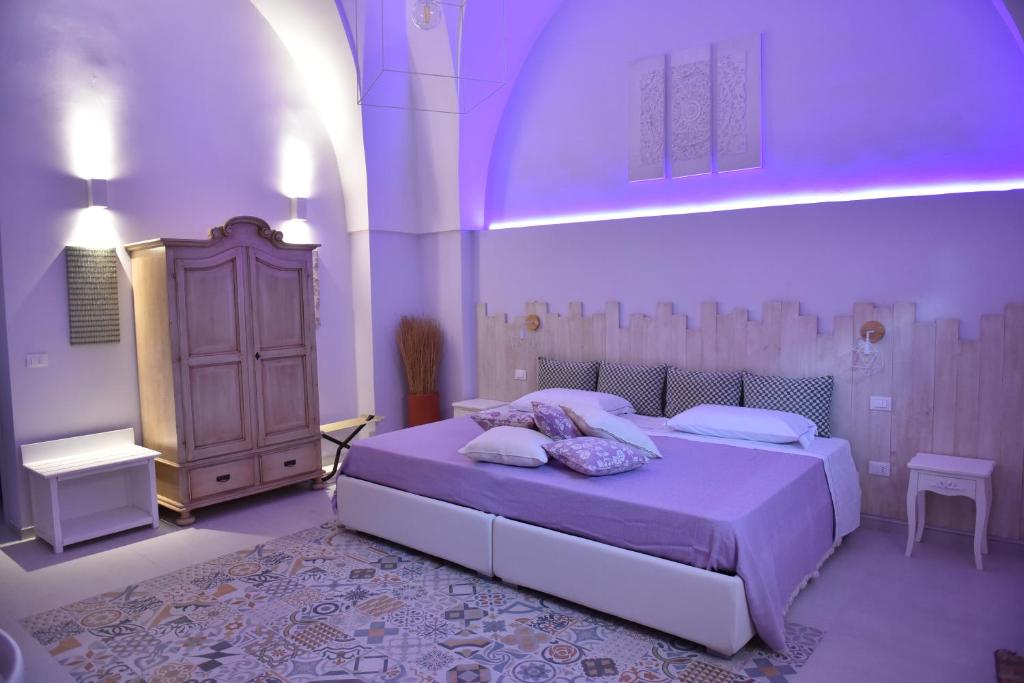 Dormitorio con cama con iluminación púrpura en D.HOME, en Oria