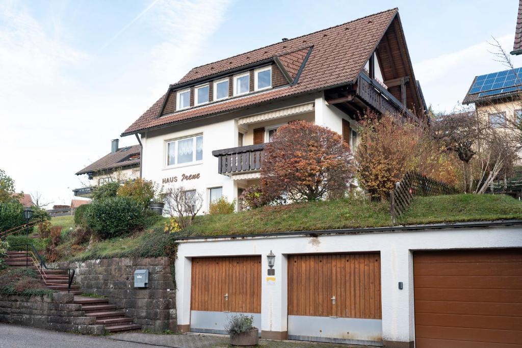 una casa con tetto in erba e garage di HAUS IRENE gemütlich moderner Schwarzwald a Baiersbronn