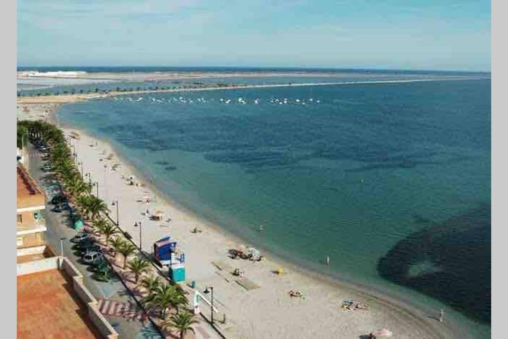 widok z lotu ptaka na plażę z ludźmi w wodzie w obiekcie Edificio Laura w mieście San Pedro del Pinatar
