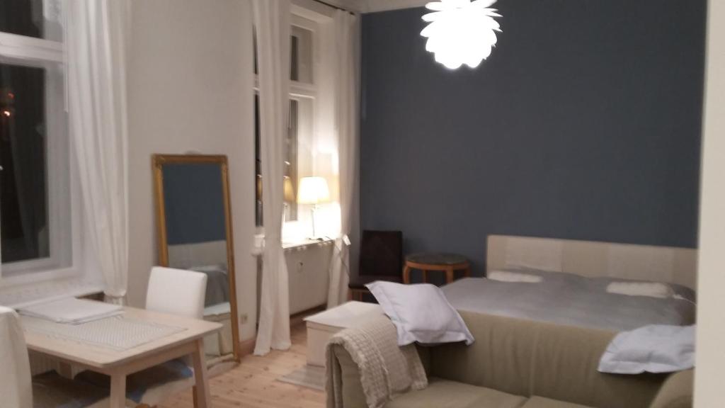 Ruhe des Nordens Appartement في تسيتاو: غرفة بسرير وطاولة وأريكة
