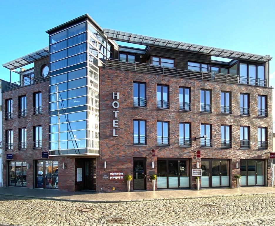 un grand bâtiment en briques avec un verre dans l'établissement Hochwertige Apartments im Stralsunder Hafen, à Stralsund