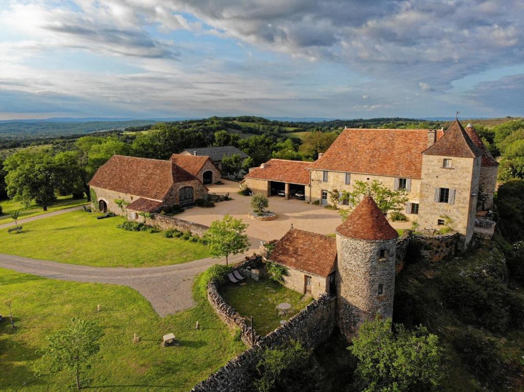 uma vista aérea de um antigo castelo com um quintal em Gîte 8 pers du Château de Cantecor em Alvignac