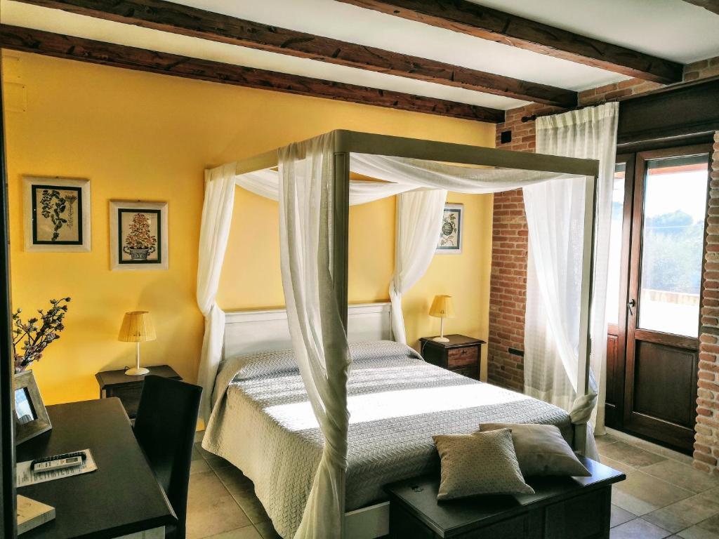 Postel nebo postele na pokoji v ubytování BORGO LUNA b&b