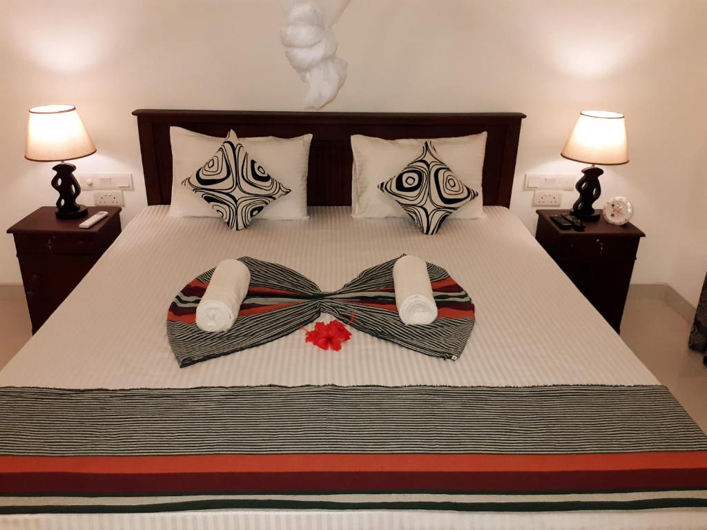 Postel nebo postele na pokoji v ubytování Sigiri Hibiscus Villa