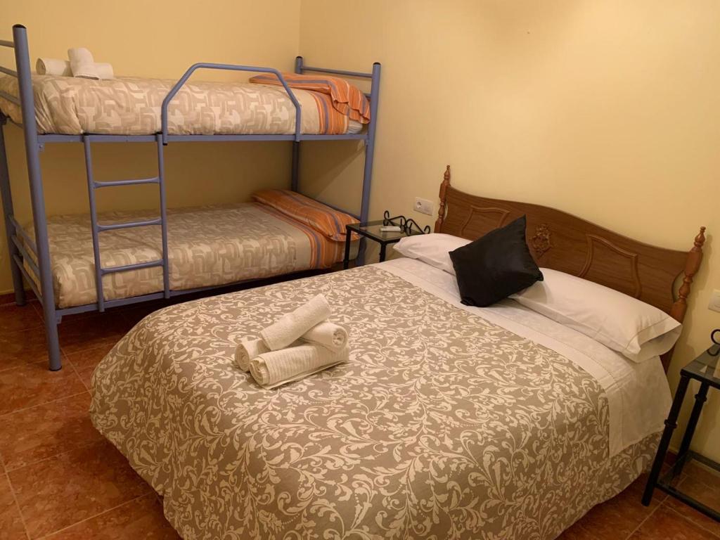 sypialnia z łóżkiem i łóżkiem piętrowym w obiekcie Apartamento Ruidera Plaza w mieście Ruidera