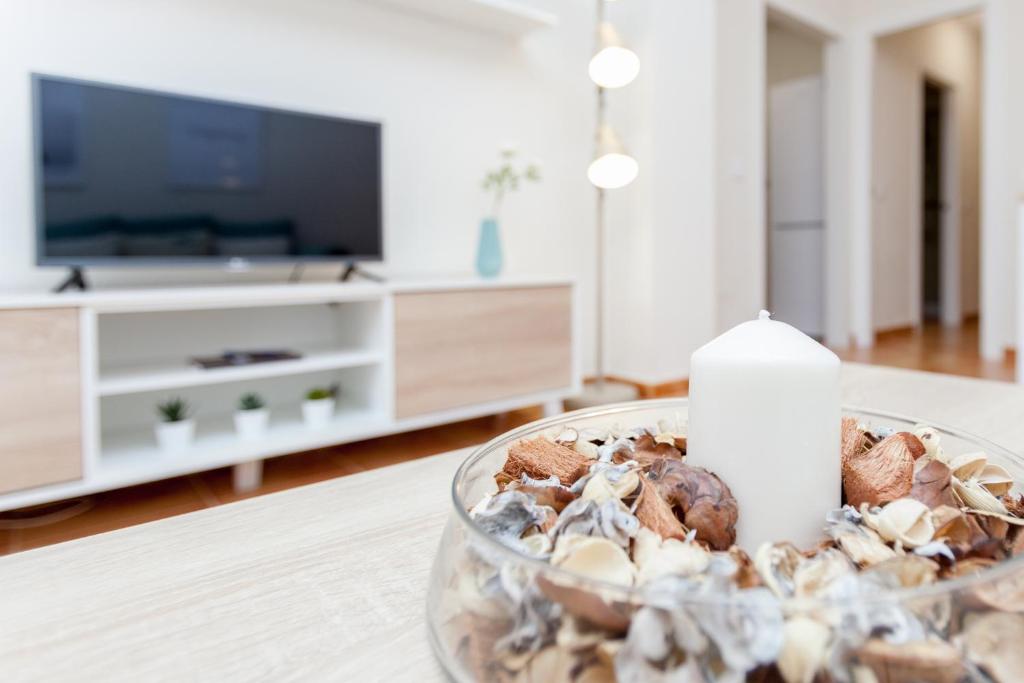una sala de estar con una mesa con conchas y una vela en TU DESCANSO, en San José