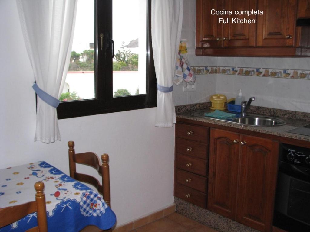 A kitchen or kitchenette at Casa GABO Mala-Lanzarote Norte