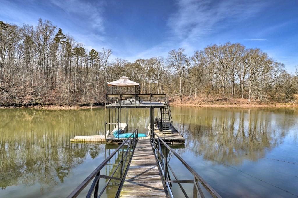 Large Lavonia Home with Party Dock on Lake Hartwell! - Casa De Vacaciones