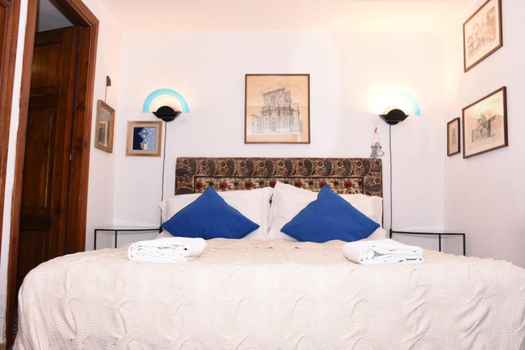 ローマにあるAgrippa's Terraceのベッドルーム(青い枕の大きな白いベッド付)