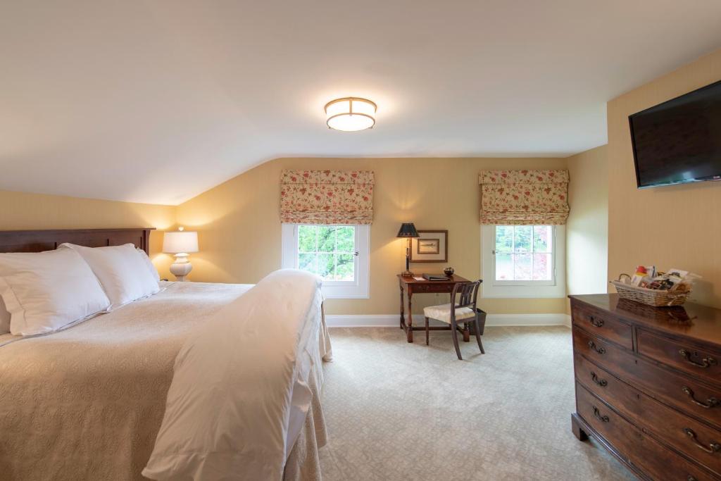 The Greystone Inn - Deluxe Queen Room
