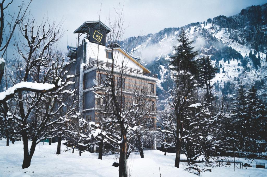 a building with a bird house on top of it in the snow at Alt Life - Manali in Manāli