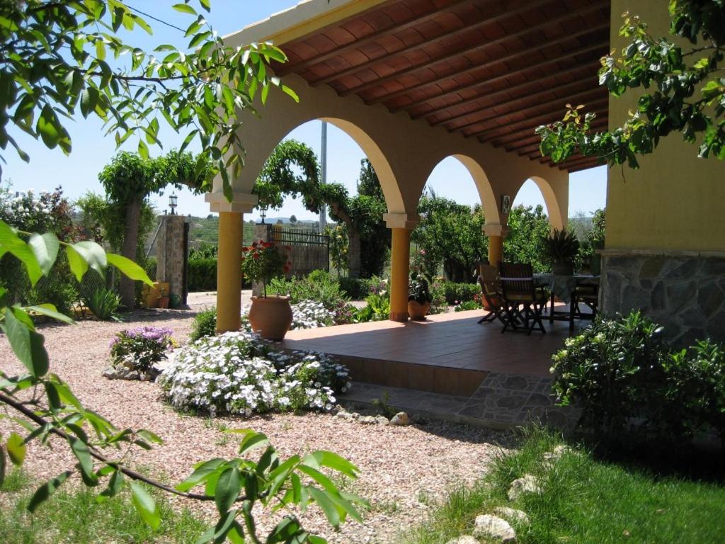 ogród z patio z drewnianym tarasem w obiekcie Casa Rural El Rubial w mieście Cehegín