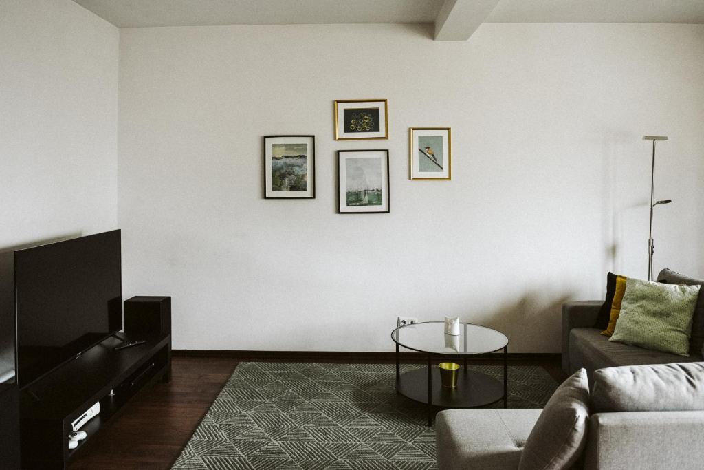 Televízia a/alebo spoločenská miestnosť v ubytovaní Apartament Myślenice