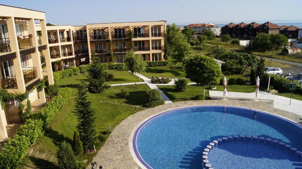 Изглед към басейн в Sozopoli Hills апартамент Б18 (Созополи хилс) или наблизо