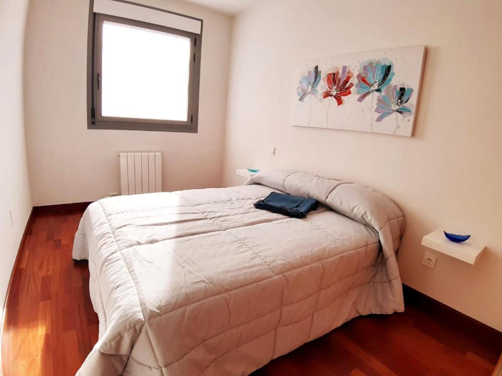 1 dormitorio con 1 cama en una habitación con ventana en El Mirador de Valorio, con desayuno, garaje y piscina! en Zamora
