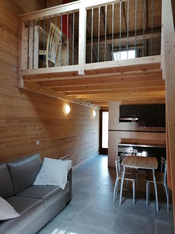 un salon avec un canapé et une table dans l'établissement La ferme de lucien, à Sallenôves