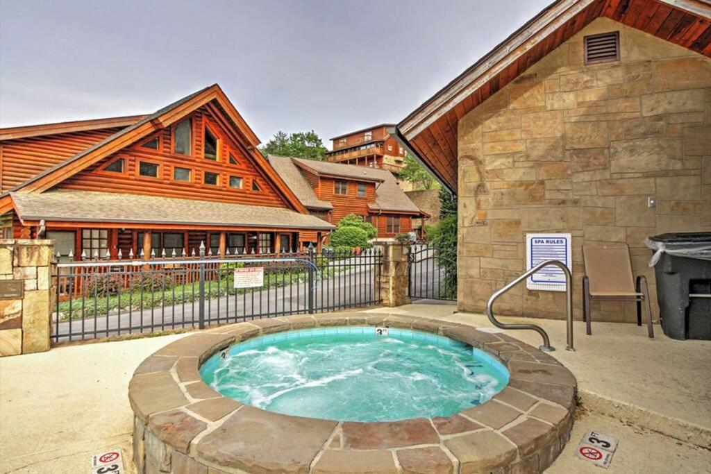 ピジョン・フォージにあるSmoky Mountain Retreat- Resort Cabin with modern amenities in the heart of PFの家の裏庭にある温水浴槽