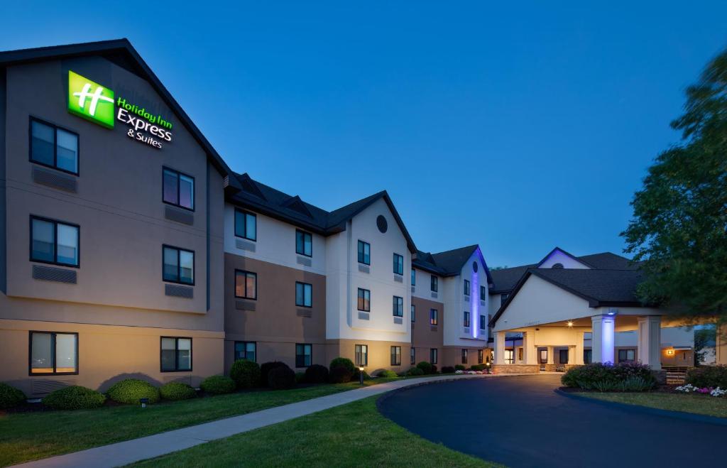 una rappresentazione di un hotel di notte di Holiday Inn Express & Suites Bradley Airport, an IHG Hotel a Windsor Locks