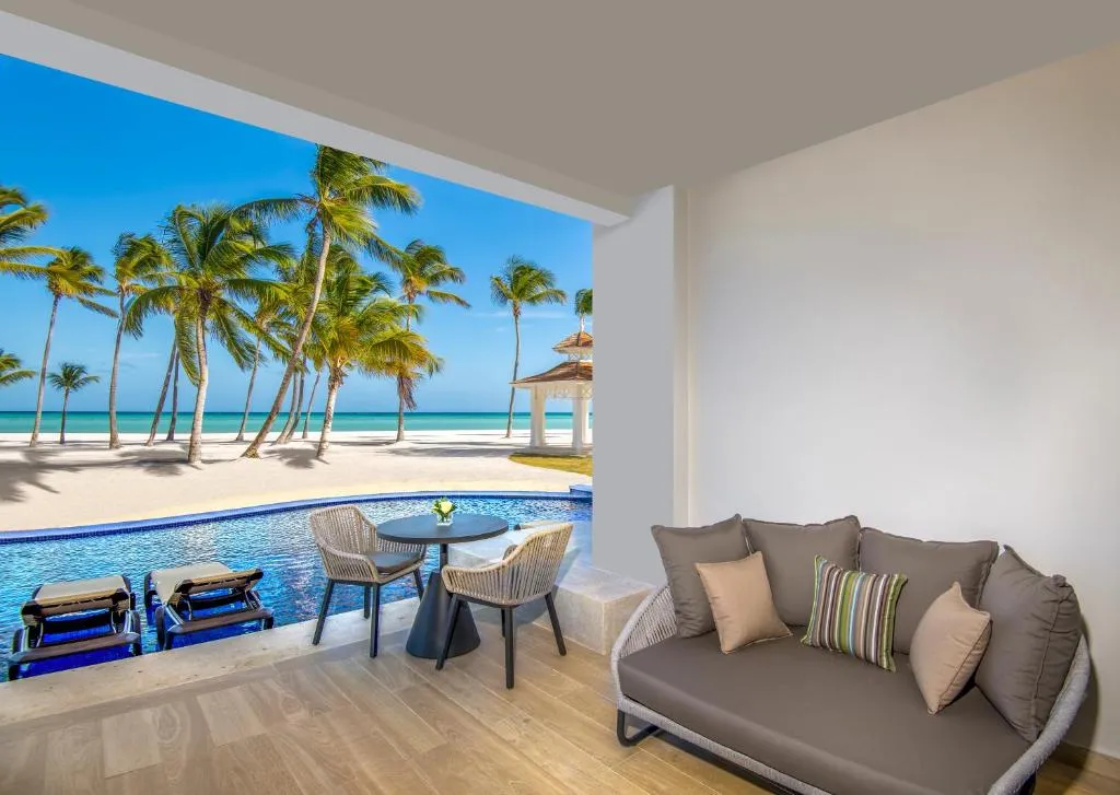 Oceanfront Swim-Up Club Junior Suite (Adults Only)