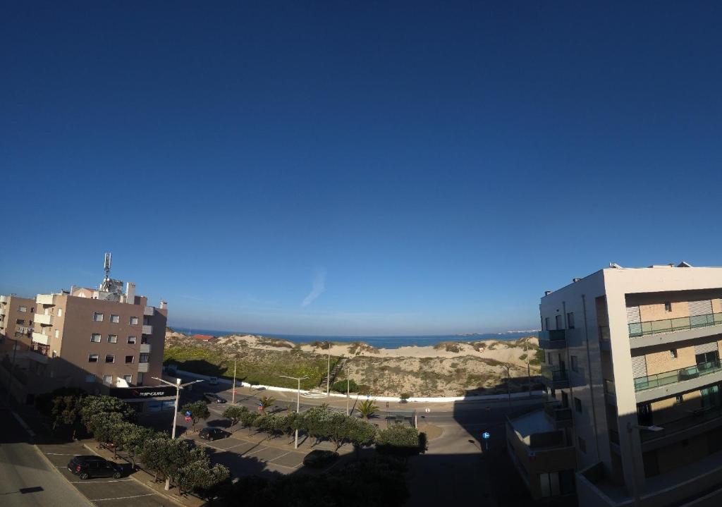 ペニシェにあるBaleal Holidays - Peniche Beach Front Apartmentの海を背景にした市街の景色