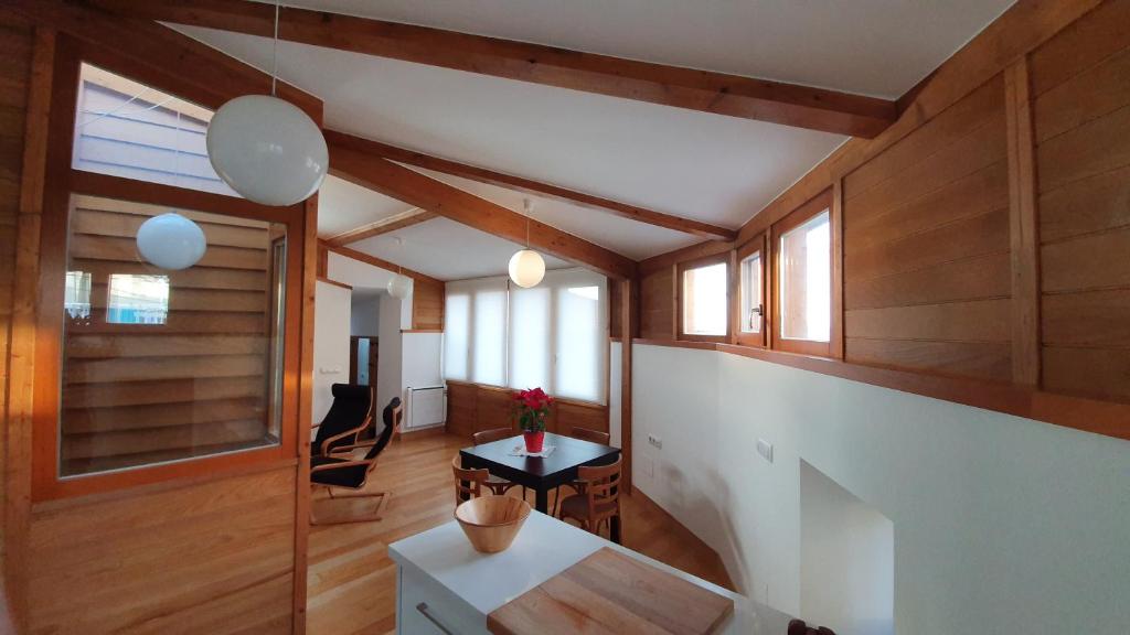um quarto com uma mesa e cadeiras numa casa em Casa Manuela em Allariz