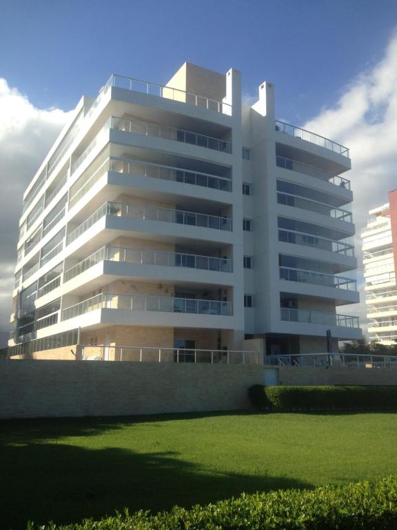  Lindo e Confortável Apartamento pé na areia e com linda vista do mar