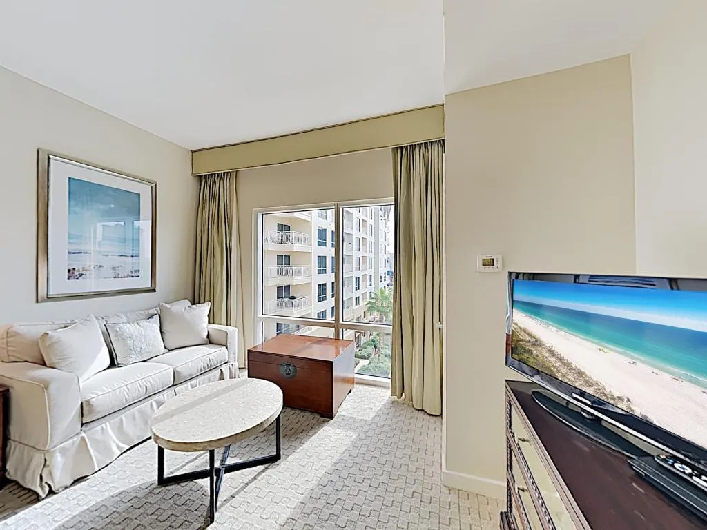 New Listing! Luxe Luau Suite on the Beach with Pools condo, Destin, Statele Unite ale Americii