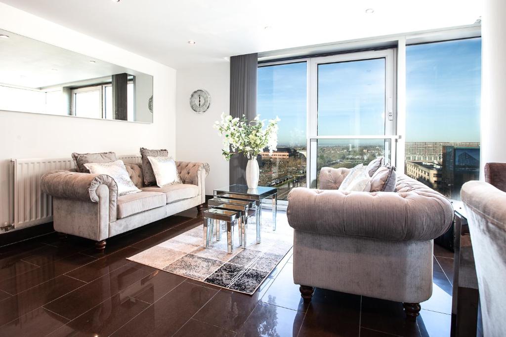 Χώρος καθιστικού στο 2 Bedroom 2 Bathroom Apartment in Central Milton Keynes with Free Parking and Smart TV - Contractors, Relocation, Business Travellers