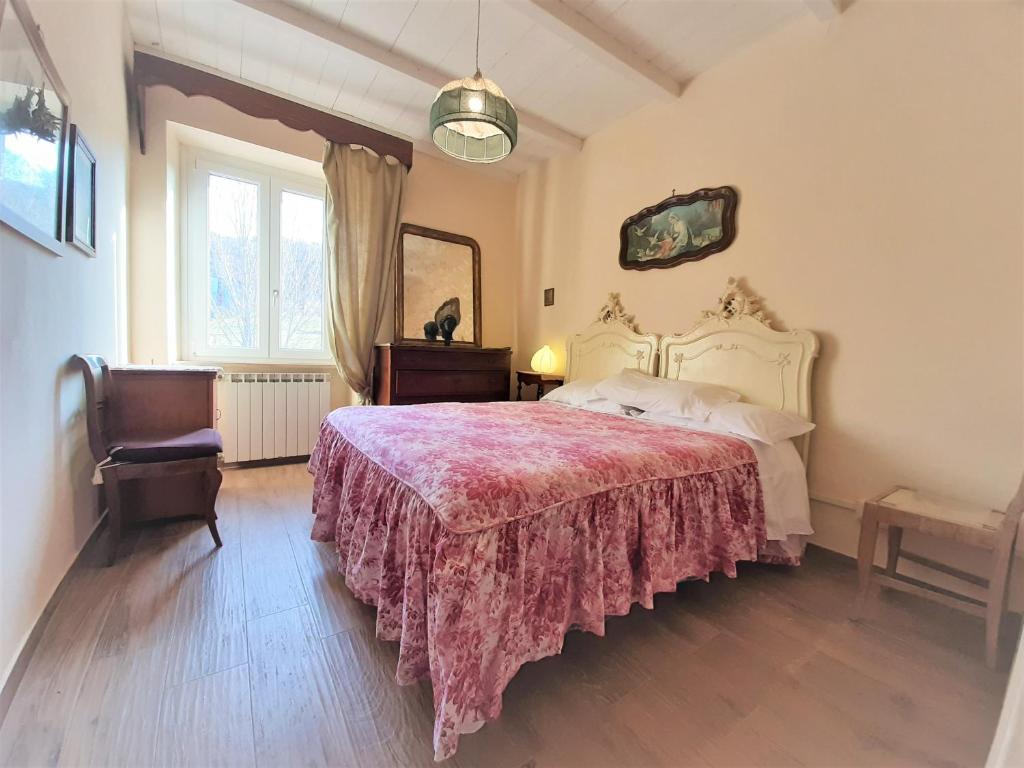 1 dormitorio con 1 cama grande con manta roja en Agrihouse, en Bracciano